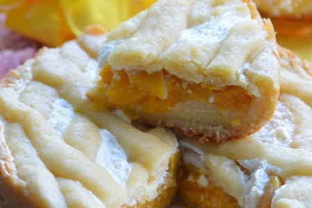 Фото к рецепту: Пирог творожный с абрикосами