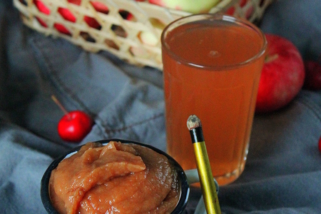 Фото к рецепту: Яблочный сок и повидло из соковарки