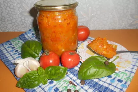 Кабачковый салат с овощами