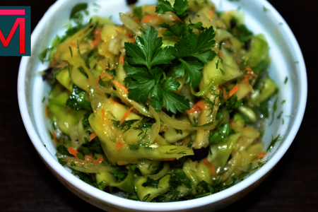Фото к рецепту: "спиралька" - остренький салат из кабачков