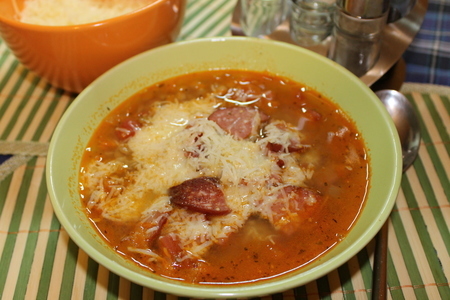 Чечевичный суп с копченой колбасой и пармезаном