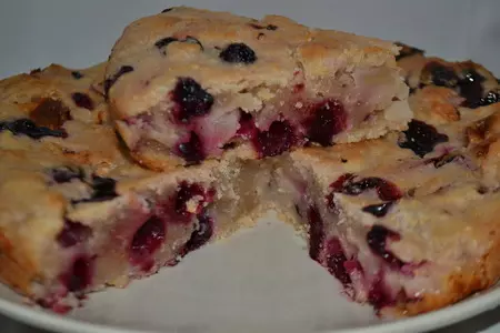 Постный пирог с яблоками и черной смородиной