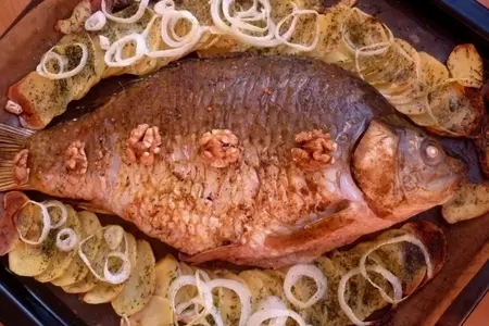 Карп, фаршированный изюмом и орехами