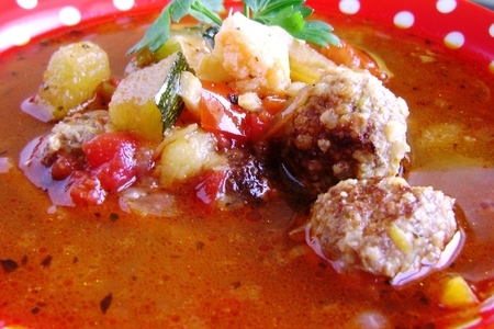 Фото к рецепту: Жареный суп с фрикадельками. для воскресного обеда. фм
