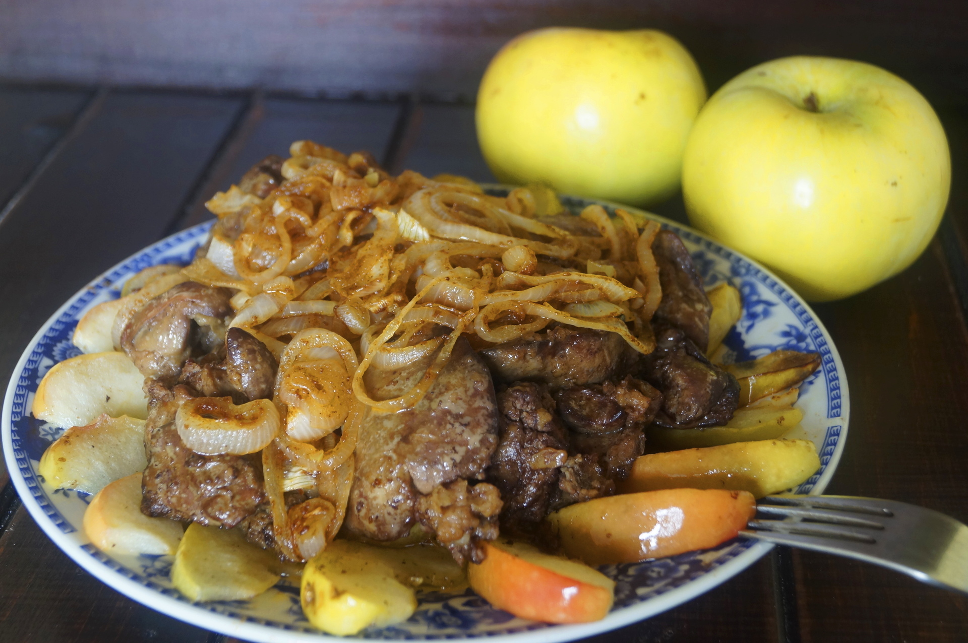 Рецепт печени куриной с яблоками и луком. Печень говяжья по берлински. Телячья печень по-берлински. Печень по берлински. Печень с яблоками и луком.