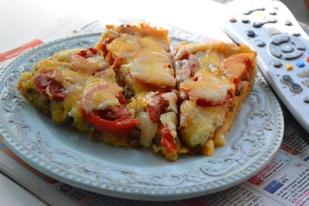Фото к рецепту: Пицца с грибами, брынзой и сыром 