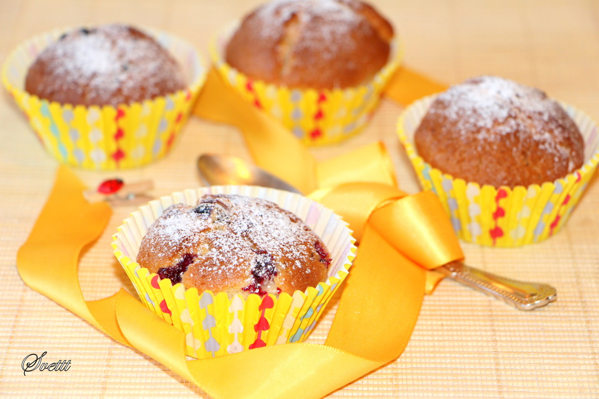 Морковные маффины с чёрной смородиной и корицей