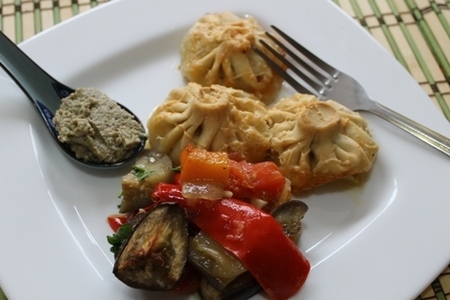 Фото к рецепту: Хинкали запеченные с овощами и грузинский ореховый соус.(тест-драйв с окраиной )