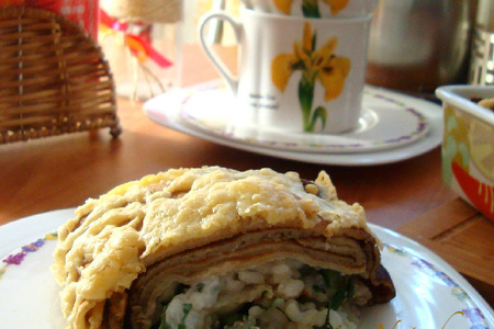 Блинный пирог с рисом, яйцом и зелёным луком под сыром