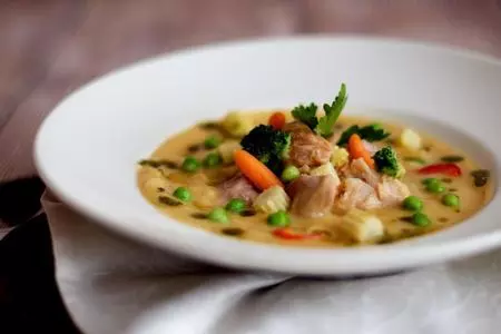 Гороховый суп с запеченной рулькой и молодыми овощами беби