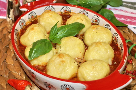Фото к рецепту: Картофельные ньоки  под мясным соусом по-римски