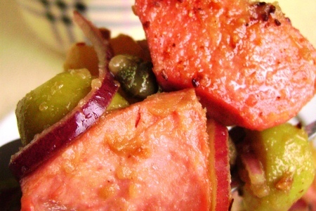 Теплый пикантный картофельный салат с жареными сардельками. тест – драйв с «окраиной».