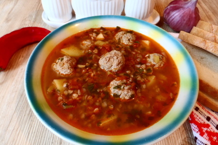 Фото к рецепту: Томатный суп с гречкой и тефтелями