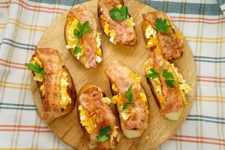 Брускетта с тыквой, фетой и беконом
