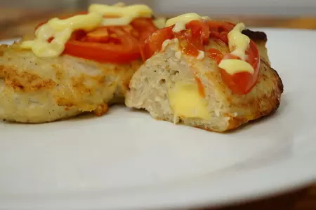 Духовые котлетки с сырной начинкой