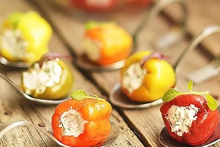 Маринованный беби перец с сыром и ветчиной