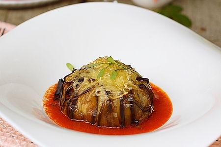 Фото к рецепту: Баклажаны с морепродуктами и томатным соусом