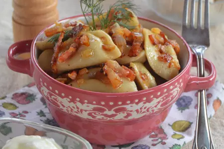Вареники с картофелем и грибами с хрустящим беконом и золотистым лучком. тест-драйв с окраиной