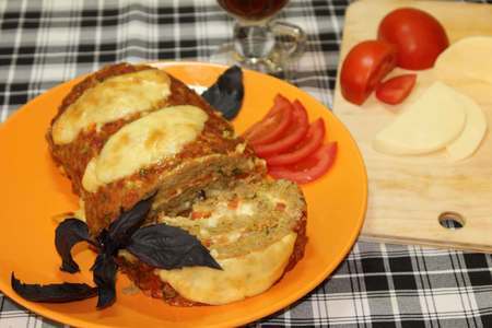 Мясной рулет с моцареллой и помидорами