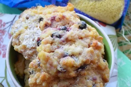 Пшенные лепешки с изюмом и смородиной