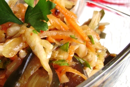 Фото к рецепту: Острый салат из капусты с баклажанами 