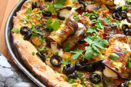 Фото к рецепту: Пицца  с баклажанами, шампиньонами и двумя сырами