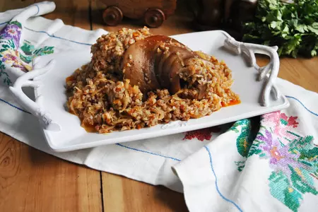Рулька, запечённая с гречкой и квашеной капустой