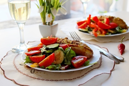 Пикантное куриное филе с овощным салатом