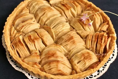 Яблочный пирог с кунжутным кремом