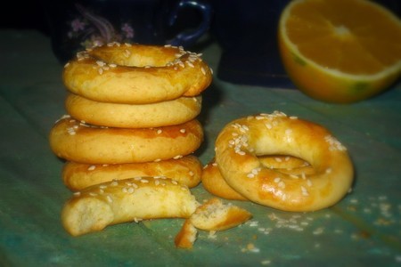 Фото к рецепту: "кулурья" (κουλούρα) -греческое пасхальное апельсиновое печенье