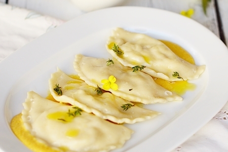 Фото к рецепту: Равиоли со сливочным сыром и тыквенным соусом