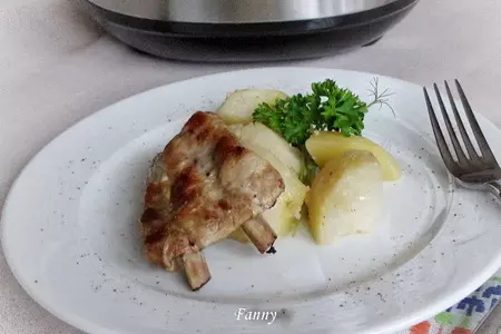 Картофель, тушеный со свиными ребрышками