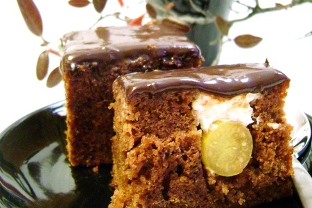 Фото к рецепту: Шоколадный пирог с творогом и физалисом под глазурью