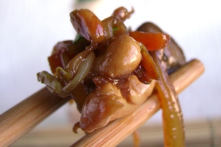Куриное филе с грибами и ростками сои в остром соусе