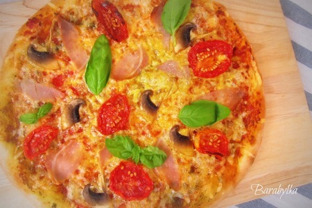 Пицца с вялеными томатами и прошутто
