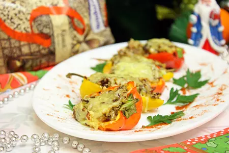 Мини-перчики фаршированные киноа, грибами и копченостями