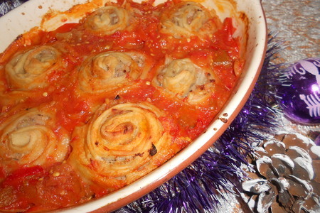 Фото к рецепту: Штрудли с мясом, рисом басмати и киноа в овощном соусе