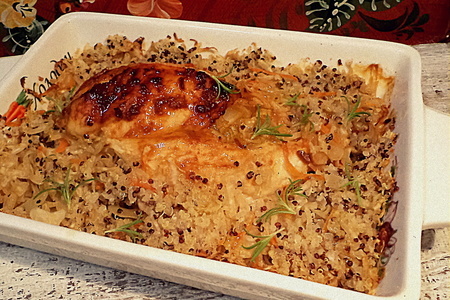Фото к рецепту: Пикантное филе цыпленка с луковой начинкой, запеченное с киноа и квашеной капустой
