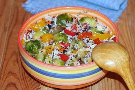 Теплый салат с овощами, рисом и киноа 