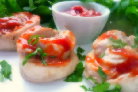 Отварная рыба "розочки" с кетчупом