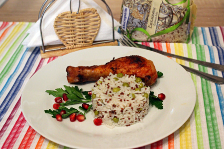 Фото к рецепту: Куриные ножки запеченные в паприке с гарниром из риса басмати quinoa mix и зеленого горошка