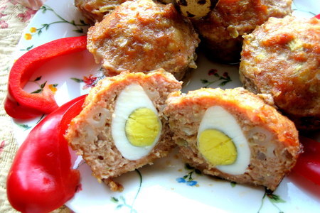 Фото к рецепту: Котлеты с перепелиными яйцами