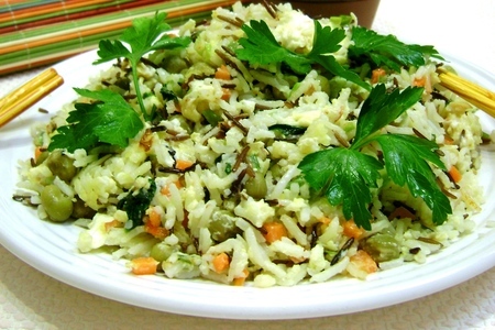 Рис с овощами, шпинатом и яйцом