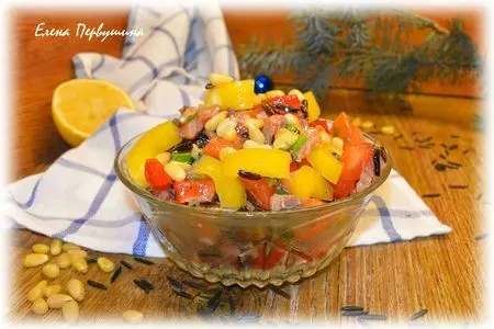 Салат овощной с рисом и красной рыбкой