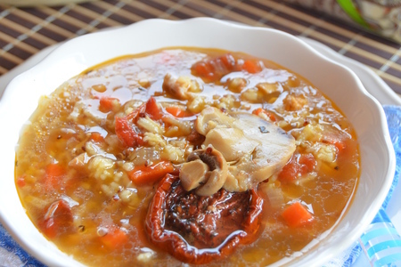 Куриный суп с рисом, грибами и вялеными томатами