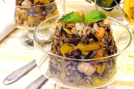 Салат с диким рисом, креветками и овощами