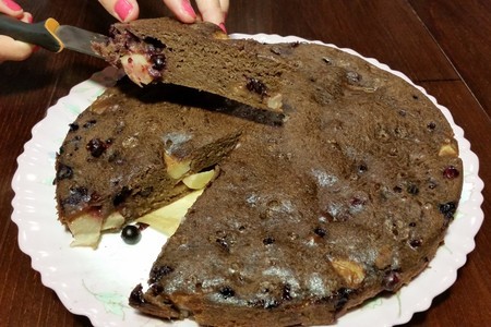 Шоколадно - банановый пирог с грушами и чёрной смородиной. видео