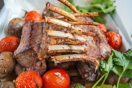 Баранья корейка с грибами и черри