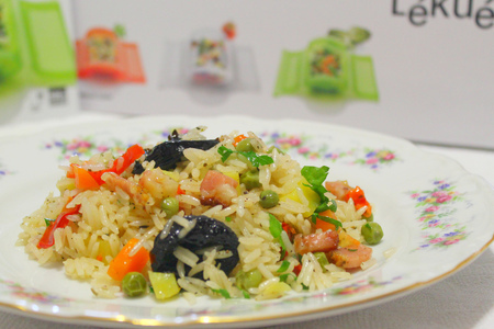 Пестрый рис с овощами, черносливом  и грудинкой за 15 минут