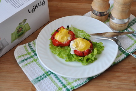 Фото к рецепту: Яичница с красным перцем и сыром